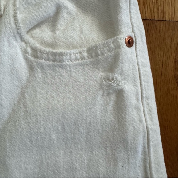 Levi’s White High-Waisted Jeans - Picture 3 of 6